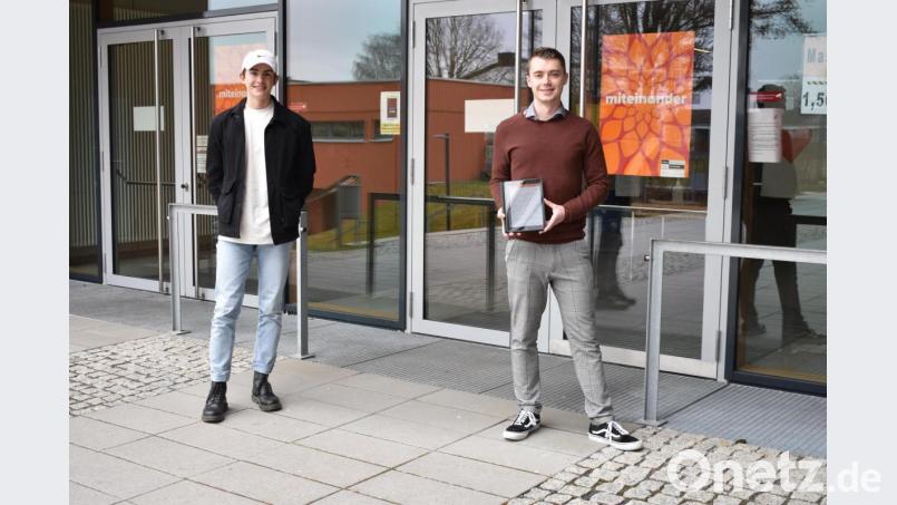 Benedikt Stark (Q11, links) und Tristan Hagspiel (Q12) stehen vor dem Stiftland-Gymnasium in Tirschenreuth. Beide sind froh, dass wieder Präsenzunterricht stattfinden kann. Bild: lue