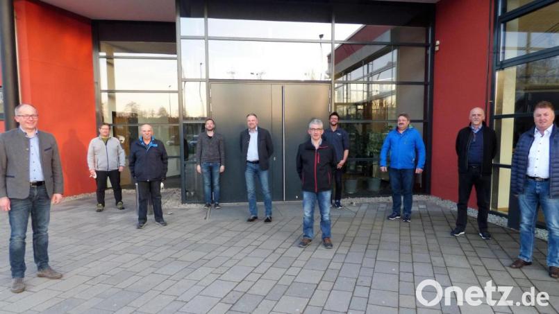 Bürgermeister Roland Schäffler (links) ist nicht mehr Notvorstand bei den Waldecker Jagdgenossen. Nach vier Jahren konnten sie den Posten des Vorstehers mit Bernhard Hofmann (Fünfter von rechts) besetzen. Die Wahlen leitete unter anderem Reinhard Höcht von der Unteren Jagdbehörde (rechts). Bild: hl