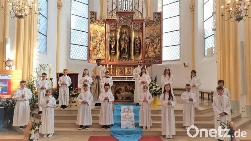 Die Erstkommunionkinder stellten sich mit dem notwendigen Abstand vor dem Hochaltar zum Gruppenbild auf. Bild: Beer, Richard