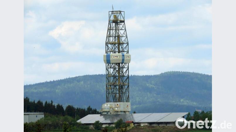 Im Schatten des Bohrturms am Geo-Zentrum an der KTB können Besucher wieder Ausstellungen und die Umweltstation besuchen. Archivbild: Gerhard Götz