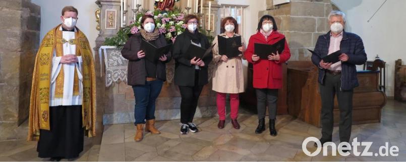 Vor dem Marienaltar dankte Stadtpfarrer Thomas Kraus (links) Chorleiter Josef Zaglmann und den vier Sängerinnen Liane Preininger, Ursula Dadder, Elisabeth Daschner und Christina Daschner (von rechts) für ihren schönen Gesang zu Ehren der Gottesmutter Maria. Bild: jzk