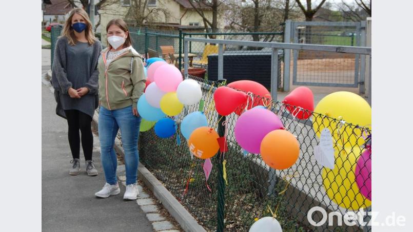 Kinder, Eltern und auch das Kita-Team der Kita St. Otto in Irchenrieth wünschen sich alsbaldigen „normalen Betrieb“ für alle Kinder. Im Rahmen der Aktion „Lobby für Kinder“ wurden Luftballone und Wunschzettel an den Zaun geheftet. Bild: grm