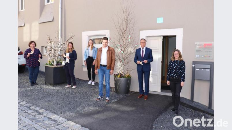 Im Zuge einer gemeinsamen Aktion von Jugendrat und „Leben plus“ können die Bürger vor der Geschäftsstelle in der Koloman-Maurer-Straße Rohlinge mitnehmen und dann die Schmetterlinge bemalen. Im Bild (von links): Quartiermanagerin Cornelia Stahl, Lea Klarner, Lena Mayerhöfer und Lukas Üblacker vom Jugendrat, Bürgermeister Franz Stahl und Leben-plus-Mitarbeiter Janka Hannemann-Mathes. Bild: Leben plus Tirschenreuth/exb