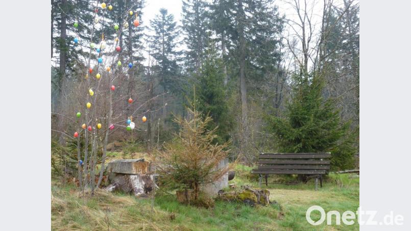Hier noch der geschmückte Osterbaum, der durch einen symbolisch geschmückten Maibaum ersetzt wurde Bild: Siegfried Walter/exb