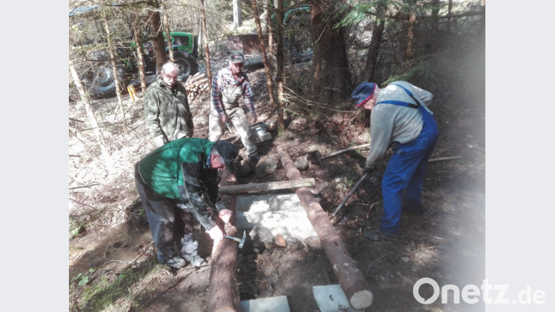 Die OWV-Mitglieder beim Bau des neuen Bachsteges. Bild: sl