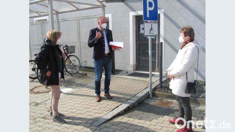 Silvia Klier (rechts) und Monika Gröschel (links) vertreten die Manteler Bürger, die den Bürgerantrag unterzeichnet haben. Am Montag übergaben sie ihn an Bürgermeister Richard Kammerer. Bild: sei