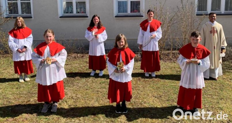 Die drei Oberministrantinnen Lea Wolf, Ronja und Annalena Schroller sowie Kaplan Justin Kishimbe (hinten von links nach rechts) freuen sich zusammen mit den drei neuen Messdienern am Altar Maria Etterer, Hanna Melzner und Philipp Stahl (vorne von links) bei strahlendem Sonnenschein am Sonntagmorgen nach der kurzweiligen rundum gelungenem Heiligen Messe. Bild: mez