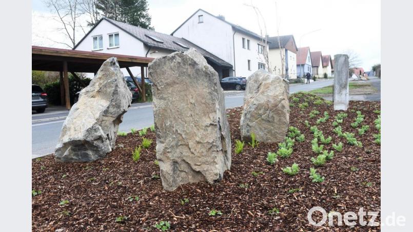 Zwischen die Felsbrocken, die noch vom Tunnelbau übrig waren, wird in der Gramaustraße demnächst ein Apfelbaum gepflanzt. Bild: Gabi Schönberger