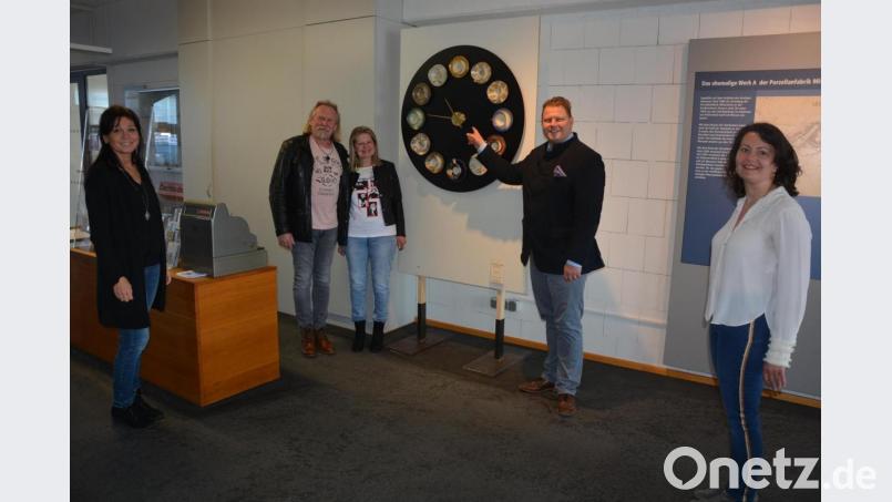 Die Wanduhr mit dem Titel „Immer zur Kaffeezeit“, bestehend aus Kaffeegedecken aus regionaler Produktion, hat einen festen Platz im Museum Mitterteich bekommen. Die Stadt hat das Ausstellungsstück dem Künstlerehepaar Bert und Inge und Flor (Zweiter und Dritte von links) abgekauft. Mit im Bild Marion Papsch (links) und Nicole Schuller vom Museumsteam sowie Bürgermeister Stefan Grillmeier. Bild: jr