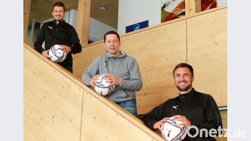 Bekannte Fußballernamen in der Region: (von links) Michael Riester, Florian Schrepel und Christoph Hegenbart. Die drei gründeten jetzt die Weidener Fußballschule. Bild: lst