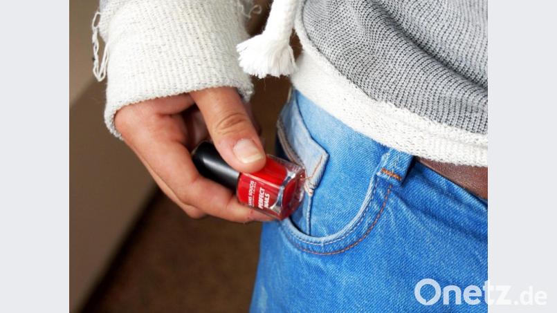 Kosmetikartikel, Sonnenbrillen und Geldbörsen: In einem Sulzbach-Rosenberger Einkaufsmarkt wollten Diebe gleich mehrere Artikel stehlen - hatten die Rechnung aber ohne den hauseigenen Detektiv gemacht. Symbolbild: Katharina Heimeier/dpa
