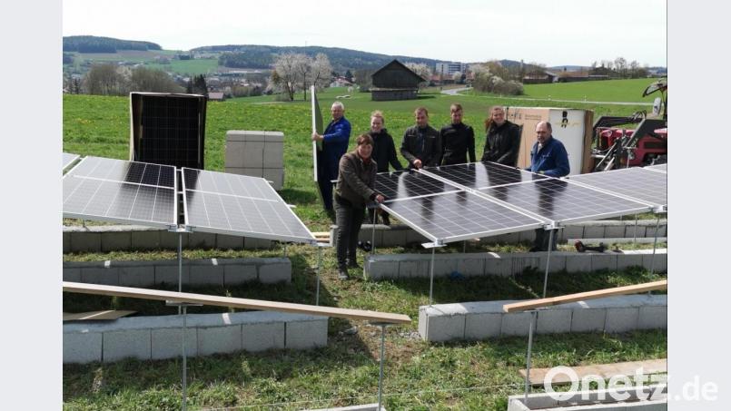 Eine Familie packt an: Gerhard und Gertraud Rauch (von links) bauen den Solarpark Oberviechtach 2 im Satteldach-Profil zusammen mit ihren vier Kindern in Eigenregie auf. Die Solarmodultische müssen im Wasserschutzgebiet auf Streifenfundamente gesetzt werden. Bild: Portner