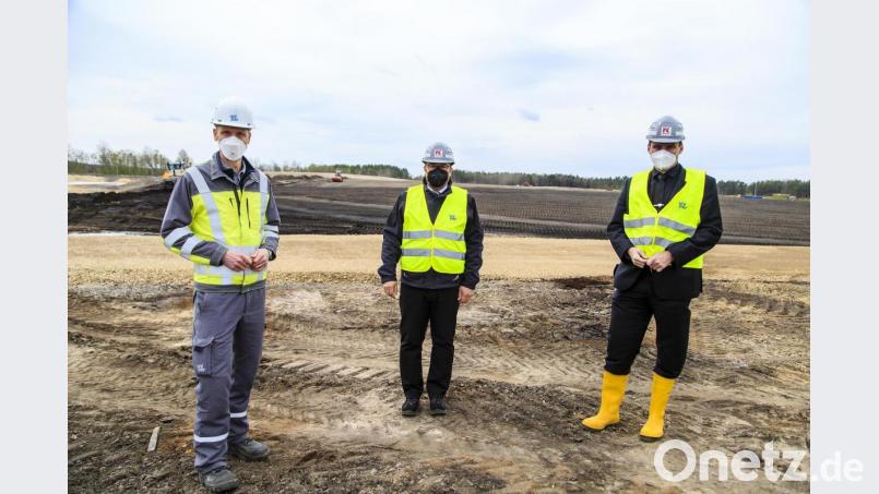 Andreas Stake (Uniper), Bürgermeister Thomas Falter und Landrat Thomas Ebeling (von links) besichtigten den Bau im Westfeld. Dort laufen auch umfangreiche Rekultivierungsmaßnahmen. Bild: Hösamer