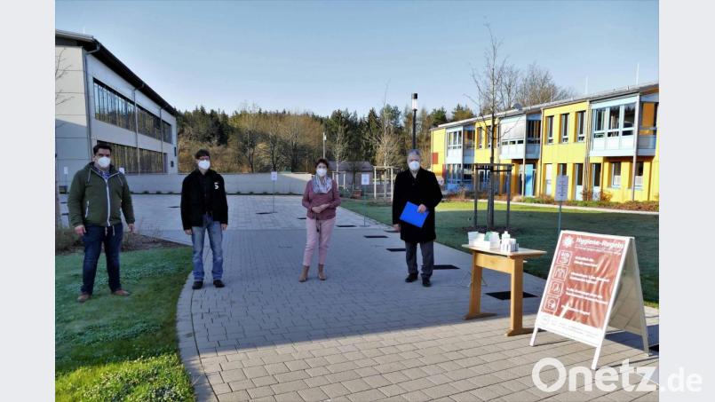 Die Entwickler der Corona-Teststraße, (von links) Jonas Butz und Jörg Sander von Shapeschool, mit. Schulleiterin Gisela Lehnerer und Landrat Richard Reisinger. Bild: wbe