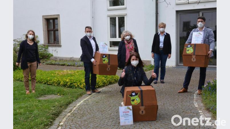 Siegerehrung in der Regionalbibliothek mit (von links) Ruth Neumann, Oberbürgermeister Jens Meyer, Renate Weiß, Nadine Hagelstein, Sabine Guhl und Armin Aichinger. Bild: uz
