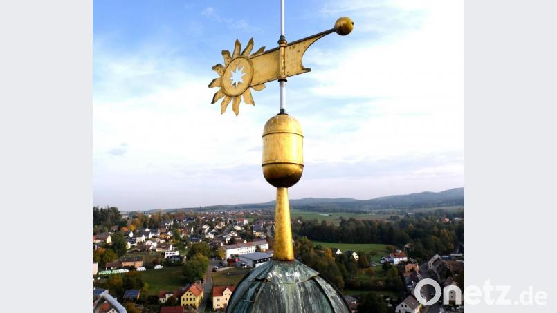 Es wird noch geraume Zeit dauern, bis sich die Flosser über ihr Wahrzeichen, das Kreuz mit Goldkugel und Wetterfahne, auf dem katholischen Kirchturm freuen können. Bild: le