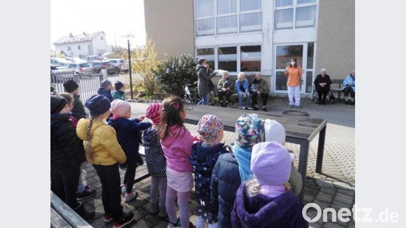 Die Mädchen und Buben der evangelischen Kindertagesstätte Loderhof besuchen das Caritas-Haus St. Barbara. Bild: Kindertagesstätte Loderhof/exb