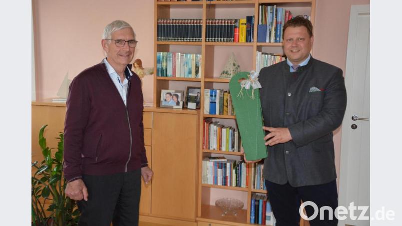Zum 70. Geburtstag von Wilhelm Forster (links) wünschte Bürgermeister Stefan Grillmeier (rechts) alles Gute. Bild: jr