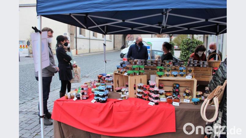Bürgermeister Roman Schäffler (Mitte) begrüßte alle Direktanbieter, die am Kemnather Wochenmarkt teilnahmen. Bild: stg