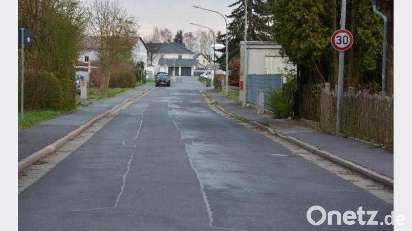 Kritik gab es im Stadtrat, weil an der Porzellinerstraße (Bild) und der Marktredwitzer Straße immer wieder Lastwagen parkten. Die Stadt will nun die Polizei einschalten. Bild: jr