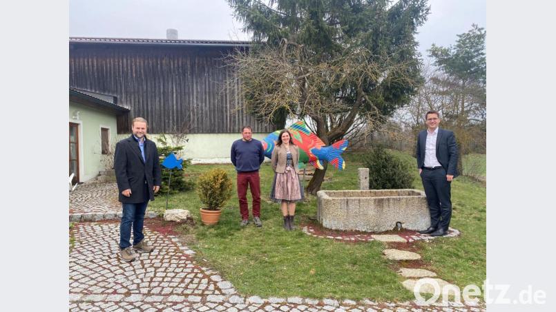 Zu einem Fachgespräch über die Herausforderungen der Teichwirtschaft trafen sich Europaabgeordneter Christian Doleschal (rechts) und Wiesaus Dritter Bürgermeister André Putzlocher (links) mit Klaus und Lena Bächer. Bild: Büro Doleschal/exb