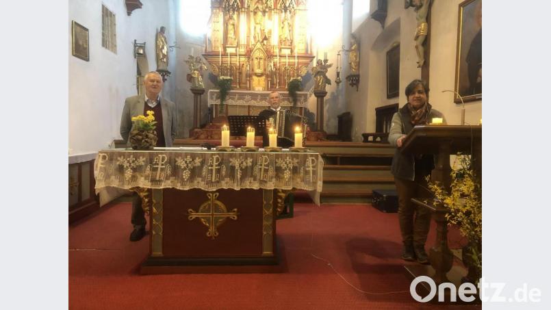 Bei der ersten Maiandacht in Kastl durften die Gläubigen Maria als die Schutzfrau Bayerns kennenlernen. Gestaltet haben die besinnliche Andacht Josef Weidner sowie Albin und Frieda Zeitler (von links). Bild: rpp