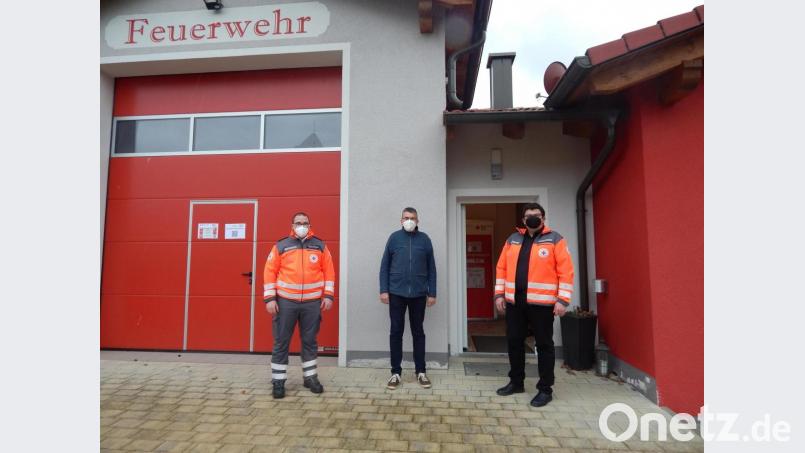 Auf dem Bild (von links): Bereitschaftsleiter Thomas Wagner, Bürgermeister Franz Schöner, BRK-Kreisgeschäftsführer Holger Schedl. Bild: BRK Bärnau/exb