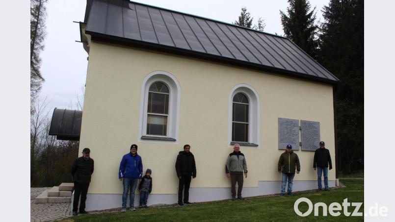 Rudi Rubenbauer (von links), Kirchenpfleger Stefan Kausler mit Sohn Fabian, Pfarrer Pater Anish George, Hubert Becher, Malermeister Michael Schinner und Pfarrgemeinderatssprecher Hans Enders freuen sich über den Anstrich der Kalvarienbergkapelle. Bild: soj