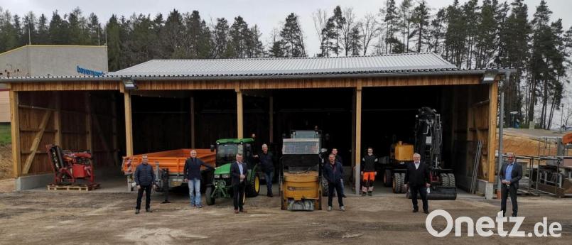 Der Bauausschuss besichtigte das Gelände und die Ausstattung des Bauhofes auf dem Bärnhof Bild:  Tobias Stibich