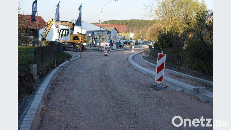 Die Verlegung der Wasserleitung in Kemnath am Buchberg hat im Rahmen der Dorferneuerung oberste Priorität. Die Arbeiten liegen gut im gesteckten Zeitrahmen. Bild: bnr