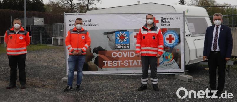 Offiziell eröffnen (von links) Wolfgang Potsch und Bernd Lödel vom BRK-Kreisverband, Bernd Markl vom BRK Sulzbach-Rosenberg und Bürgermeister Michael Göth die neue Schnellteststation. Bild: mfh