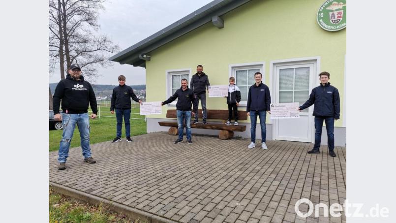 Spender und Empfänger freuen sich über eine gelungene Aktion. Im Bild von links 
Peter Böhm, Laurenz Rosenberg, Fabian Lang, Sandro Zeitler, Felix Zeitler, Dominik Friedl und Leon Bodensteiner. Bild: Heiko Münchmeier/exb