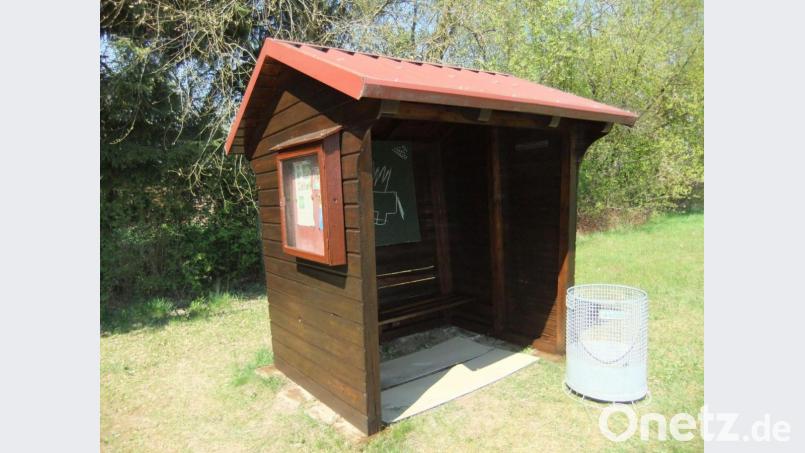 Die Gemeinschaft für Schöpfung, Umwelt und Kultur hat das Unterstellhäuschen am Pittersberger Sportplatz frisch gestrichen. Bild: gm