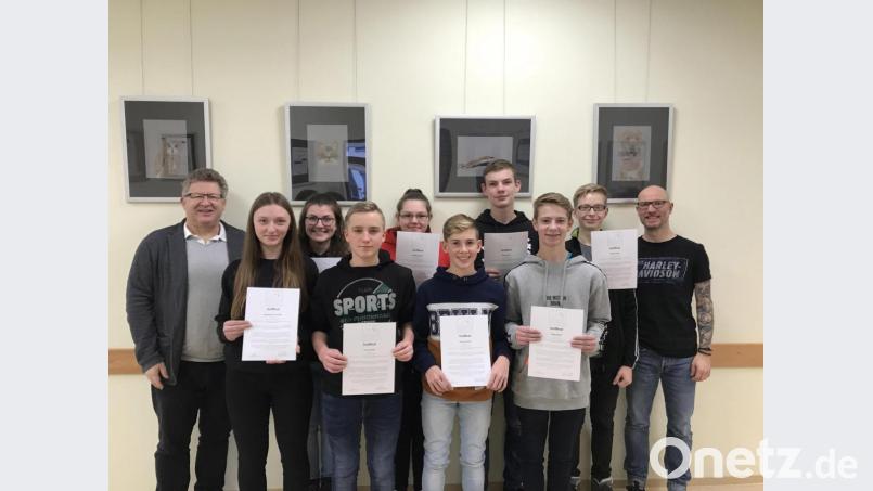 So sehen (negativ auf Corona getestete) Gewinner aus: Die Medientutoren der Realschule Kemnath erhielten den Realschulpreis in der MINT-Kategorie. Mit ihnen freuten sich Schulleiter German Helgert (links) und der verantwortliche Lehrer Knut Müller (rechts) Bild: Realschule Kemnath/exb