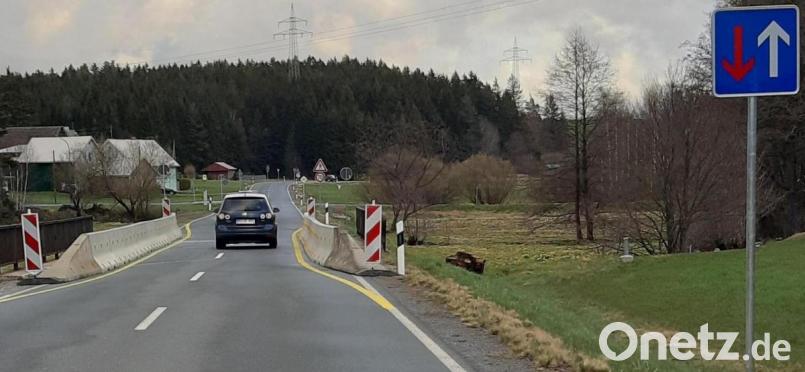 Die Staatsstraße 21281 ist im Bereich der Brücke über die Fichtelnaab bei Mitterlind auf eine Spur reduziert. Bild: gis
