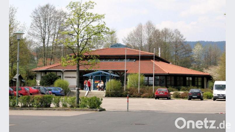 In der großen Steinwaldhalle in Friedenfels können sich künftig Bürger jeden Freitag testen lassen. Die BRK-Bereitschaft Friedenfels hat im Auftrag des BRK-Kreisverbandes Tirschenreuth und in Zusammenarbeit mit der Gemeinde eine Corona-Teststation eingerichtet. Archivbild: bsc