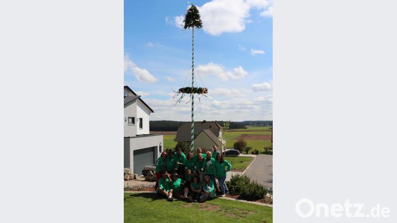 Familie Poisel stellt sein Jahren mit den Nachbarn einen Maibaum im Garten auf. Dieses Bild stammt aus dem Jahr 2018, als man nach getaner Arbeit ausgelassen feiern konnte. Bild: rpp