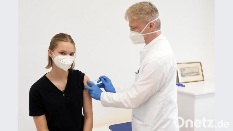 Dr. Matthias Loew aus Weiden würde in seiner Praxis mehr Impfungen gegen das Coronavirus vornehmen. Doch die Liefermengen sind bescheiden. Bild: Gabi Schönberger
