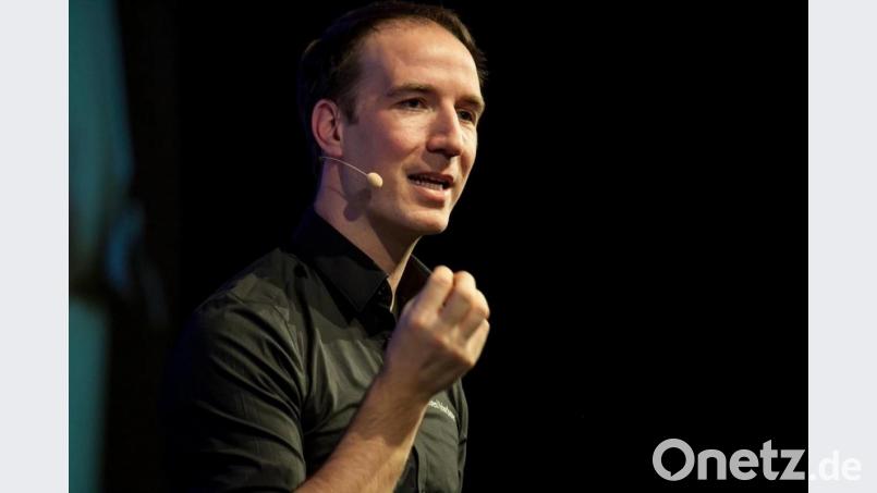 Motivationstrainer Steffen Kirchner gibt beim Motivationstag "Berufliche Bildung - Zukunft für Alle!" Schülern und Eltern Impulse für die Zukunft. Bild: Reinhard Scheger/exb