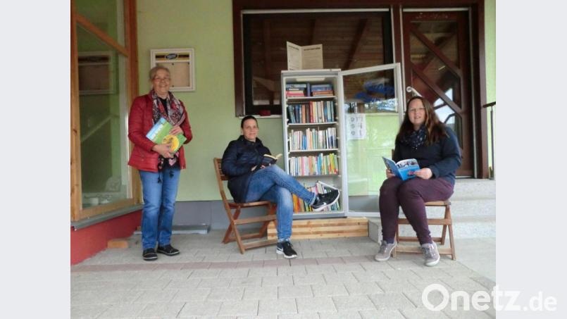 Den Büchertauschschrank beim Wintergarten-Cafe in Thanstein stellten (von links) Vorsitzende Monika Ermer, Beisitzerin Patricia Legl und Kassier Anette Pößl vor. Bild: rkp