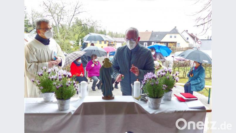 Einen schönen Altar stellte die Siedlergemeinschaft am Siedlerhaus zusammen. Mit auf dem Bild (von links) Pfarrer Martin Besold und Siedlervorsitzender Anton Hauer. Bild: njn