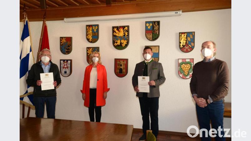 Pleysteins Zweite Bürgermeisterin Andrea Lang überreicht Ludwig Putzer (links) und Bürgermeister Rainer Rewitzer (Zweiter von rechts) die kommunale Dankurkunde des Freistaates Bayern. Auch Geschäftsleiter Günter Gschwindler gratuliert. Bild: bey
