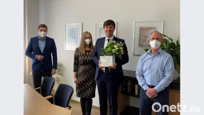 Von links Bürgermeister Nicolas Lahovnik, Katharina und Florian Ziegler und Karl-Heinz Lippert. Bild: Stadt Wunsiedel/exb