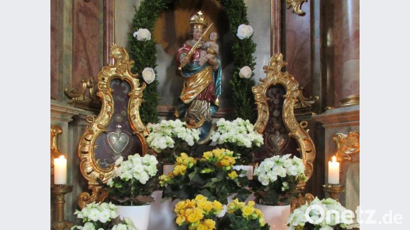 Der geschmückte Mai-Altar in der Pertolzhofener Kirche. Bild: Maria Hoch