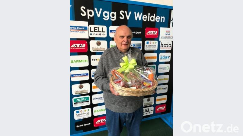 Die SpVgg SV Weiden ehrte und verabschiedete nun Willi Hagn. Bild: Melanie Friedl/exb