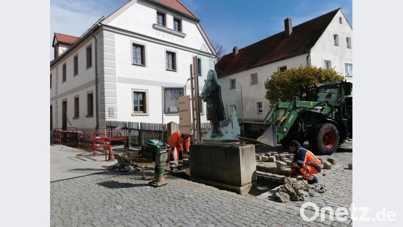 Der Bauhof stellte die Eisenbarth-Statue wieder am angestammten Platz vorm Museum auf. Bild: Portner
