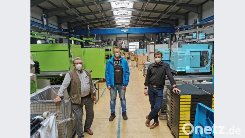 Ein großer Fuhrpark garantiert der BAS mit den Geschäftsführern Ludwig und Fabian Bauriedl (links und rechts) und dem Projektleiter Christian Schmucker eine zuverlässige Umsetzung des Neuauftrags. Bild: gz