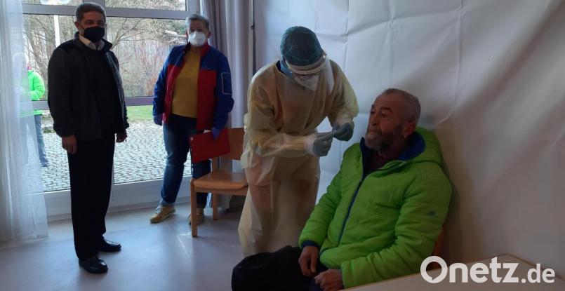 Schon mehr als 600 Personen - eine davon ist Kurt Franzl - haben sich im Testzentrum in Mehlmeisel schon testen lassen. Bürgermeister Franz Tauber (links) lobt die Zusammenarbeit aller Beteiligten. Carmen Schmidt von der örtlichen Bergwacht (Zweite von links) weiß um die Erleichterung der negativ Getesteten. Bild: gis