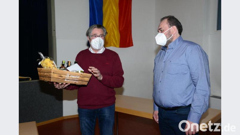 Bürgermeister Reiner Gäbl (links) gratuliert Marktgemeinderat Georg Zierer zur Auszeichnung mit der Kommunalen Verdienstmedaille des Freistaates Bayern in Bronze und überreicht eine Präsentkorb, sinnigerweise mit einer Einladung zur Besichtigung des Kommunbrauhauses Eslarn. Bild: bey