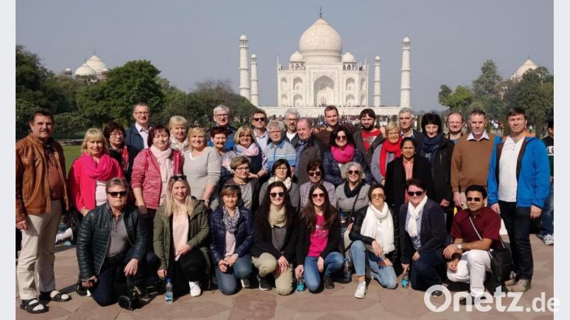 Die 36 Indien-Reisenden aus der Pfarreiengemeinschaft Schwarzach-Altfalter/Kemnath/Unterauerbach vor dem weltberühmten Taj Mahal im Norden Indiens. Bild: ga